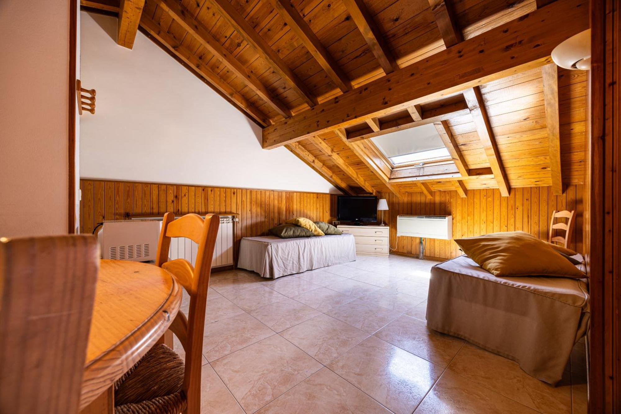 Aparthotel Les Corts Llivia Buitenkant foto