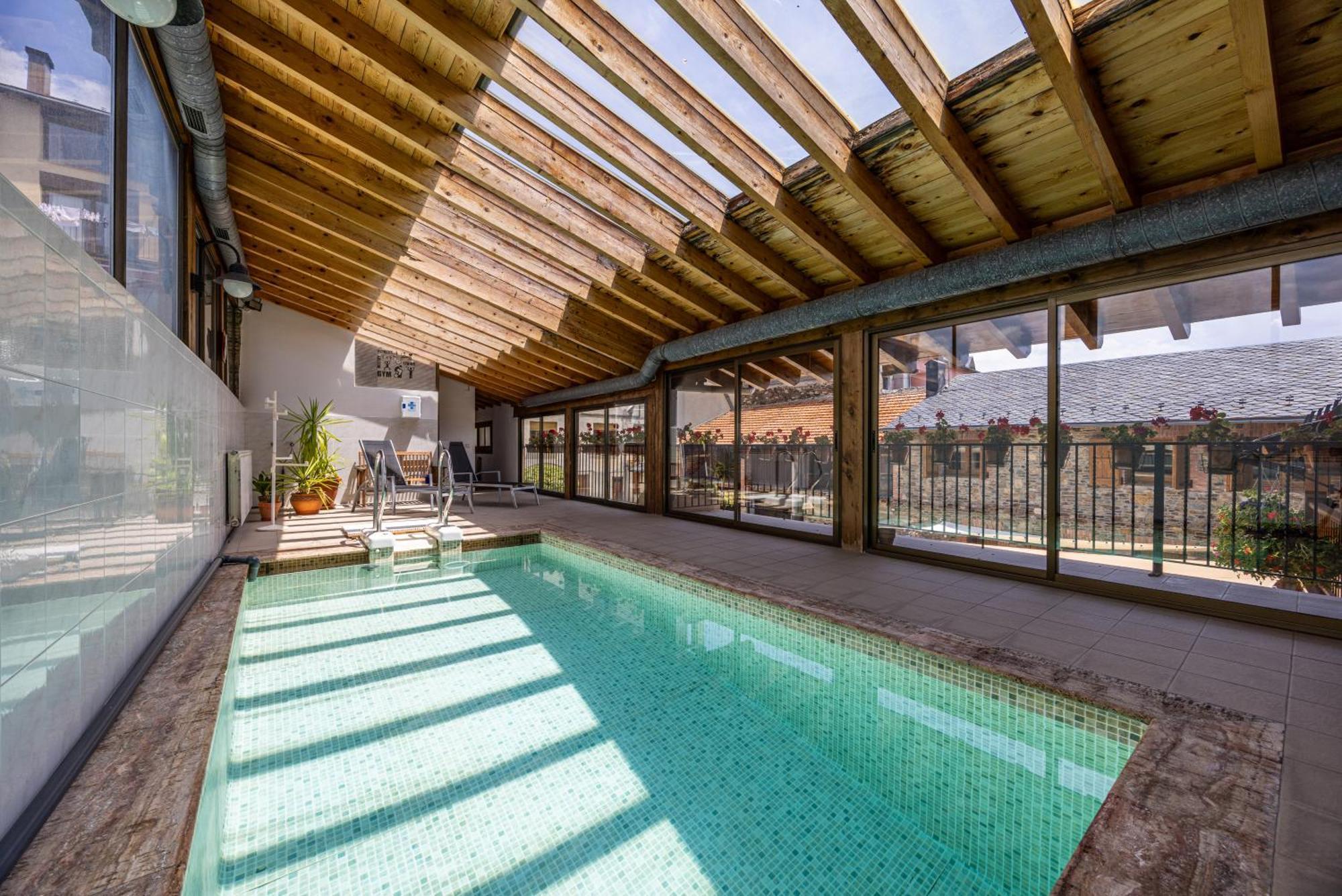 Aparthotel Les Corts Llivia Buitenkant foto