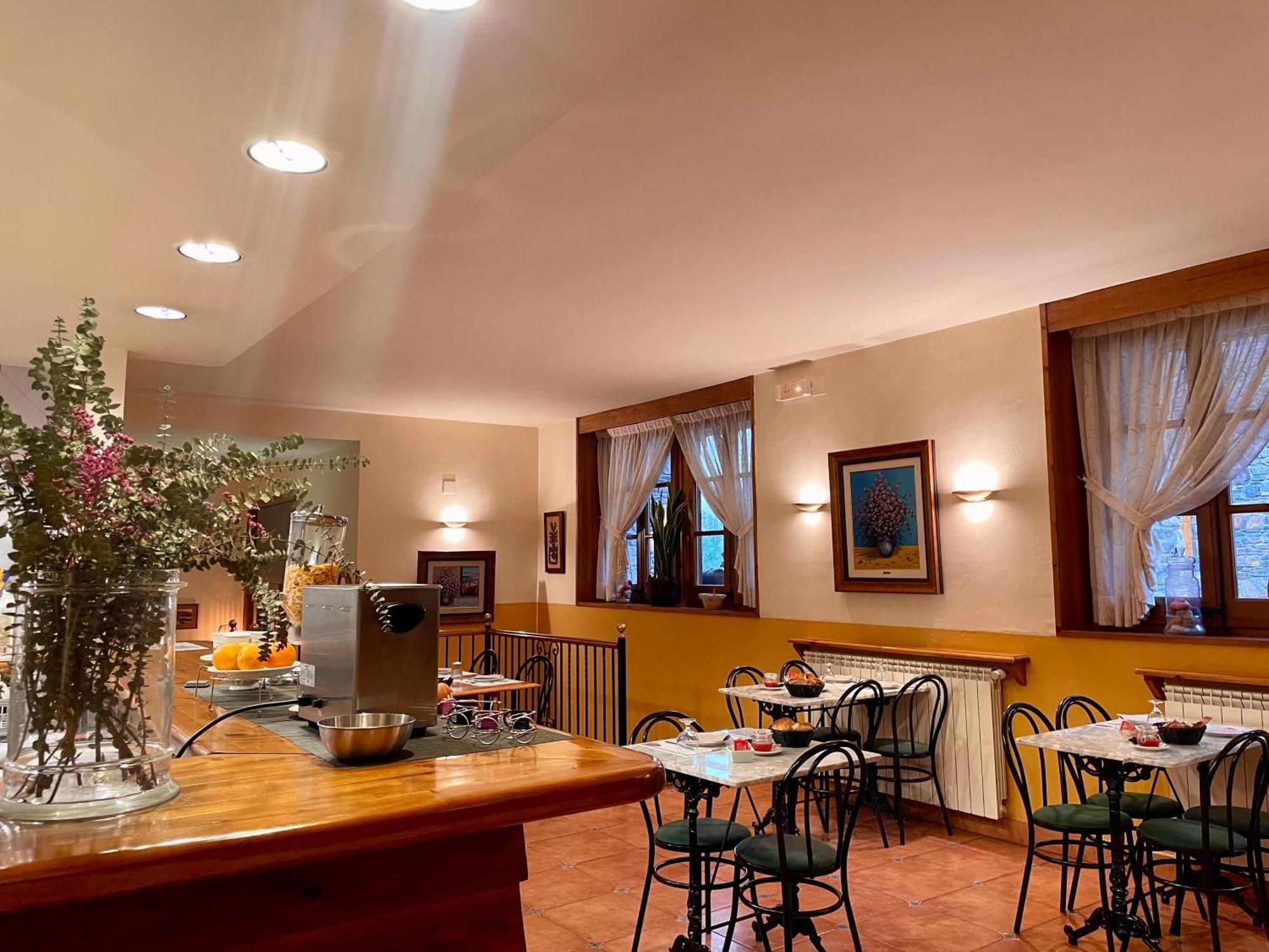 Aparthotel Les Corts Llivia Buitenkant foto